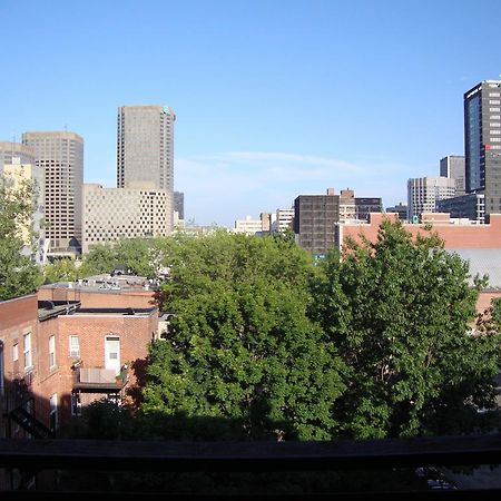Hotel & Suites Place Des Arts Монреал Екстериор снимка