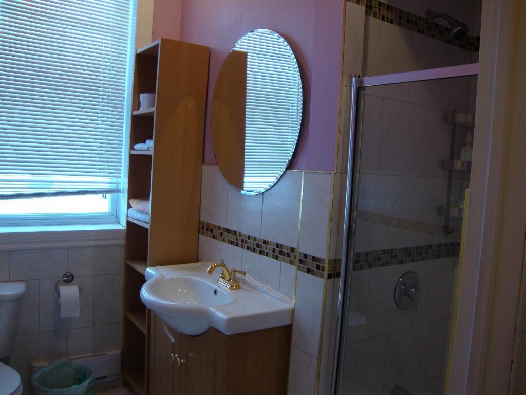 Hotel & Suites Place Des Arts Монреал Стая снимка