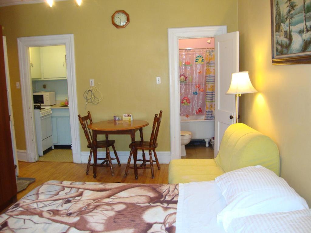 Hotel & Suites Place Des Arts Монреал Стая снимка