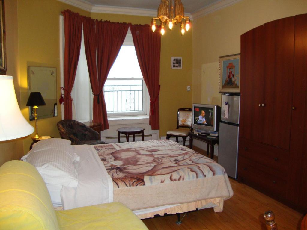Hotel & Suites Place Des Arts Монреал Стая снимка