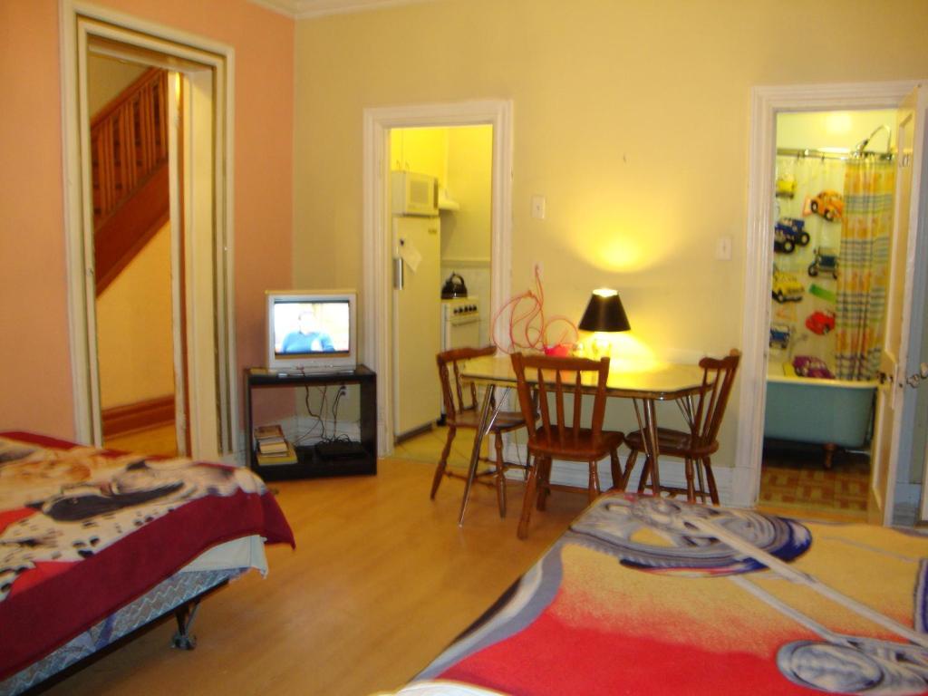 Hotel & Suites Place Des Arts Монреал Стая снимка