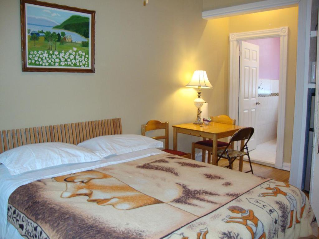 Hotel & Suites Place Des Arts Монреал Стая снимка