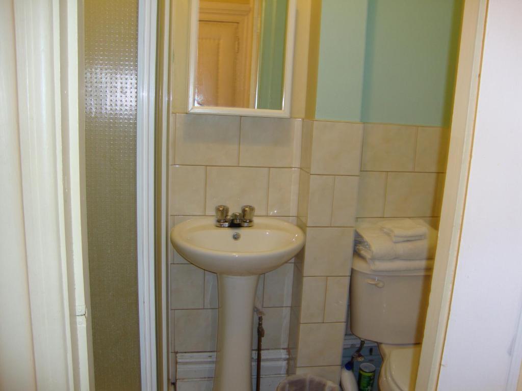 Hotel & Suites Place Des Arts Монреал Стая снимка