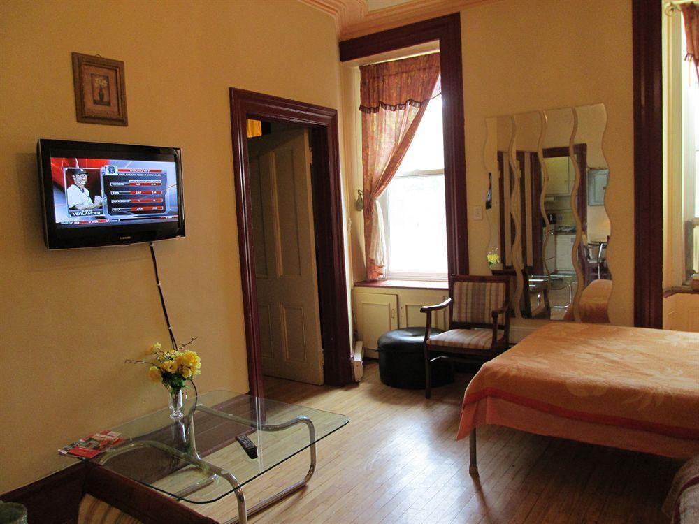 Hotel & Suites Place Des Arts Монреал Екстериор снимка