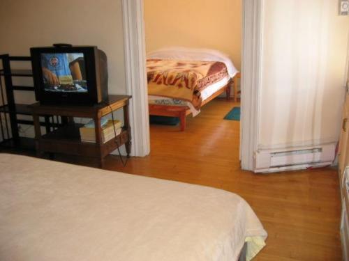 Hotel & Suites Place Des Arts Монреал Екстериор снимка