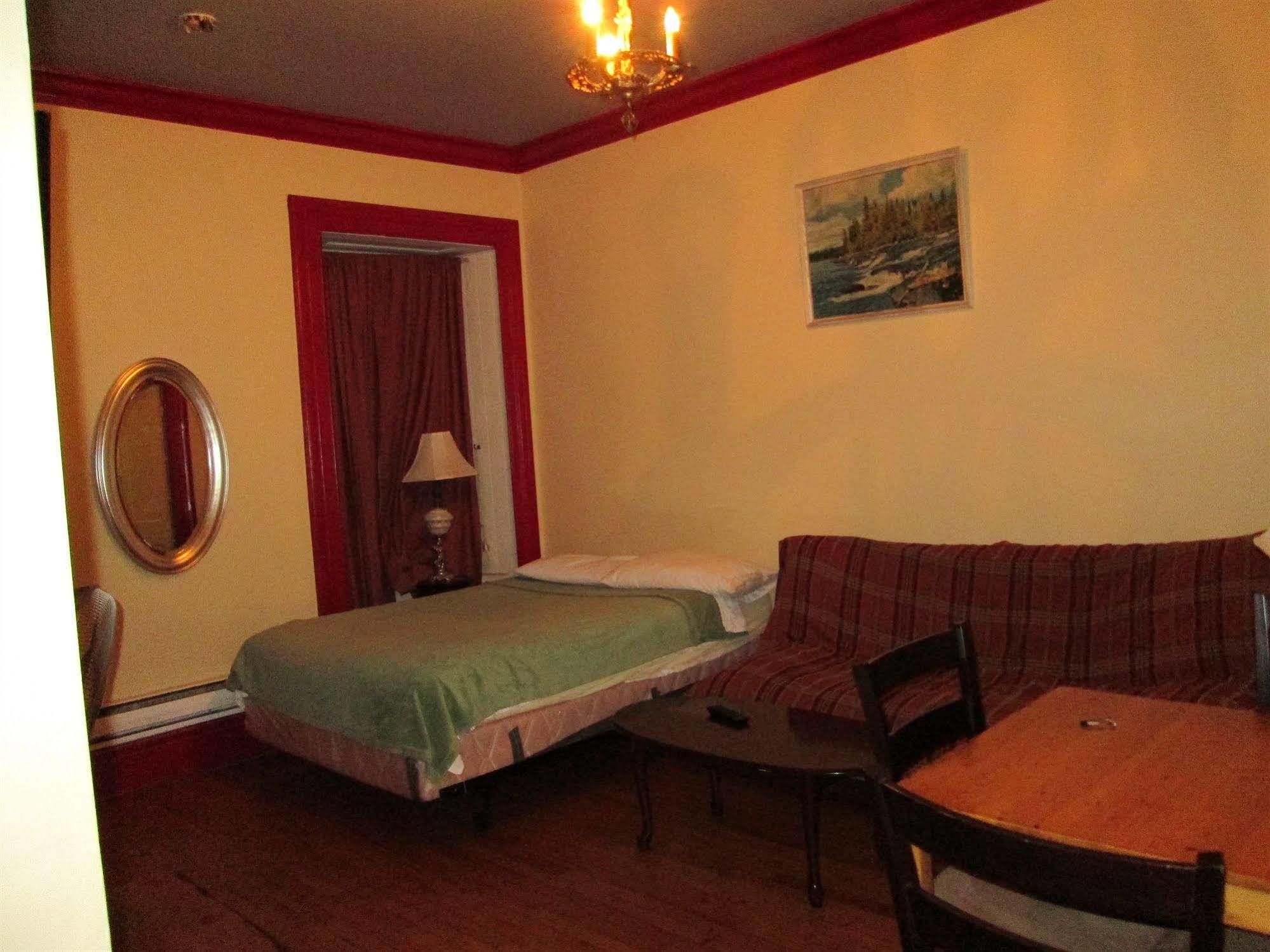 Hotel & Suites Place Des Arts Монреал Екстериор снимка