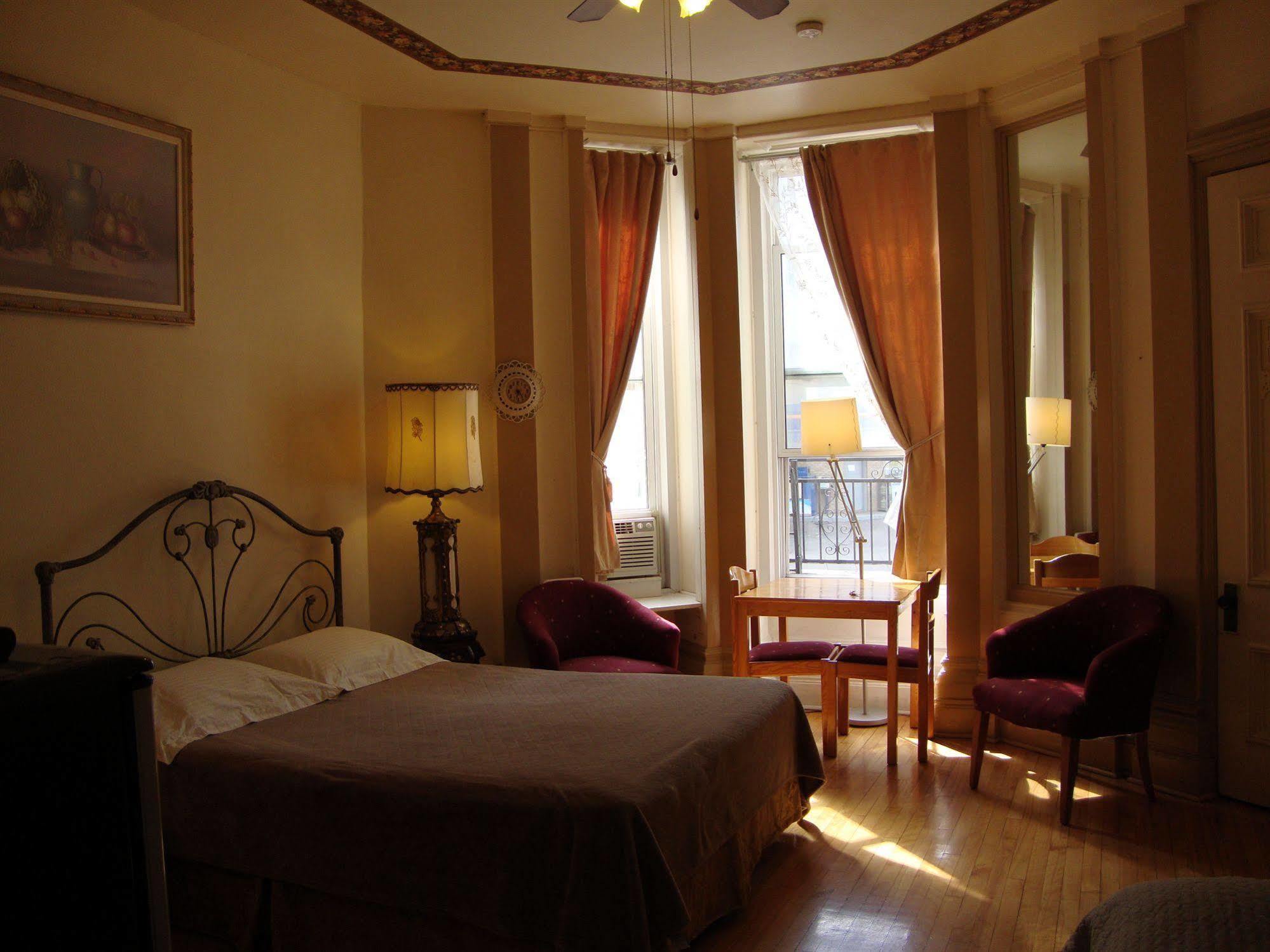 Hotel & Suites Place Des Arts Монреал Екстериор снимка