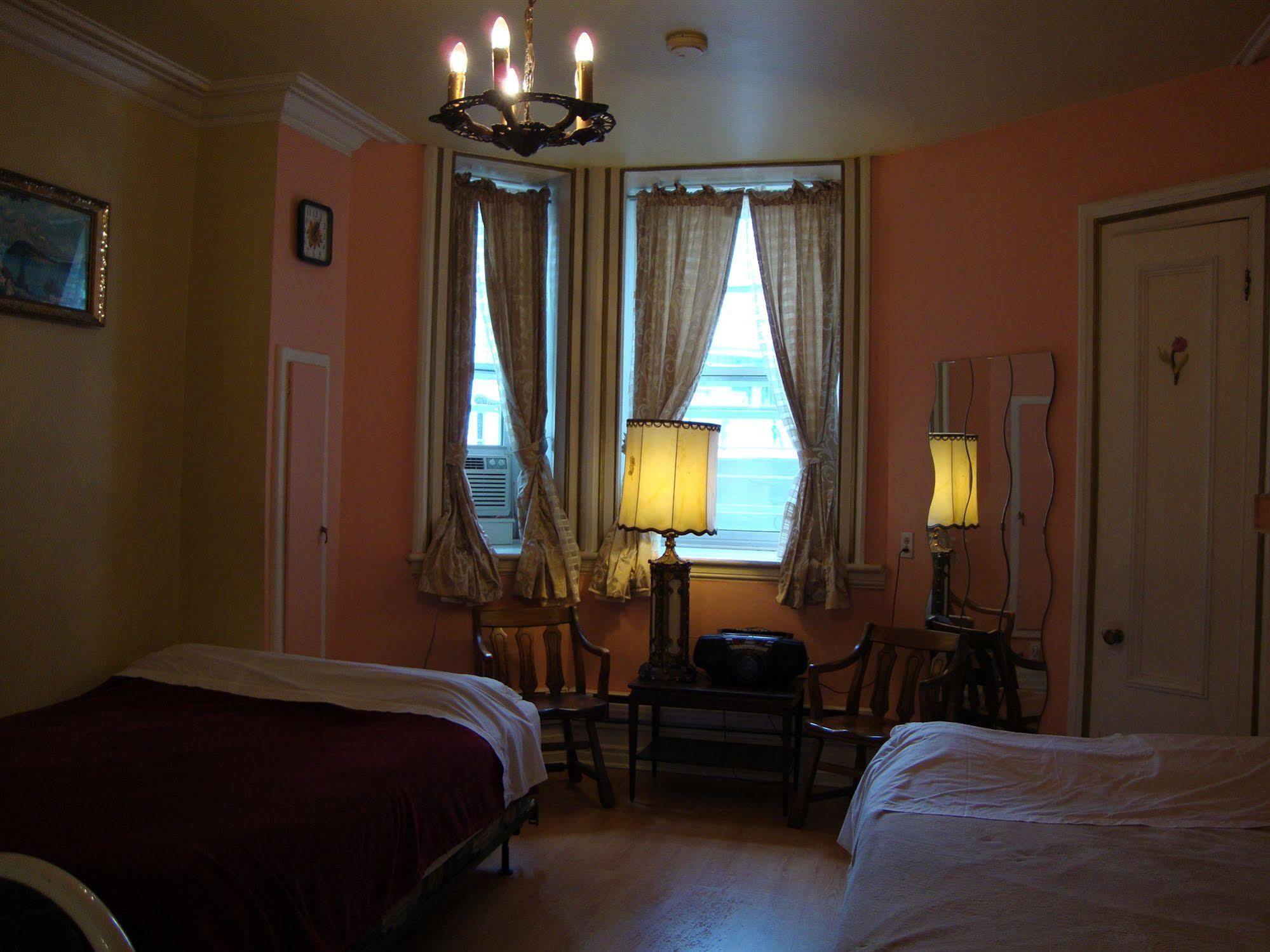 Hotel & Suites Place Des Arts Монреал Екстериор снимка