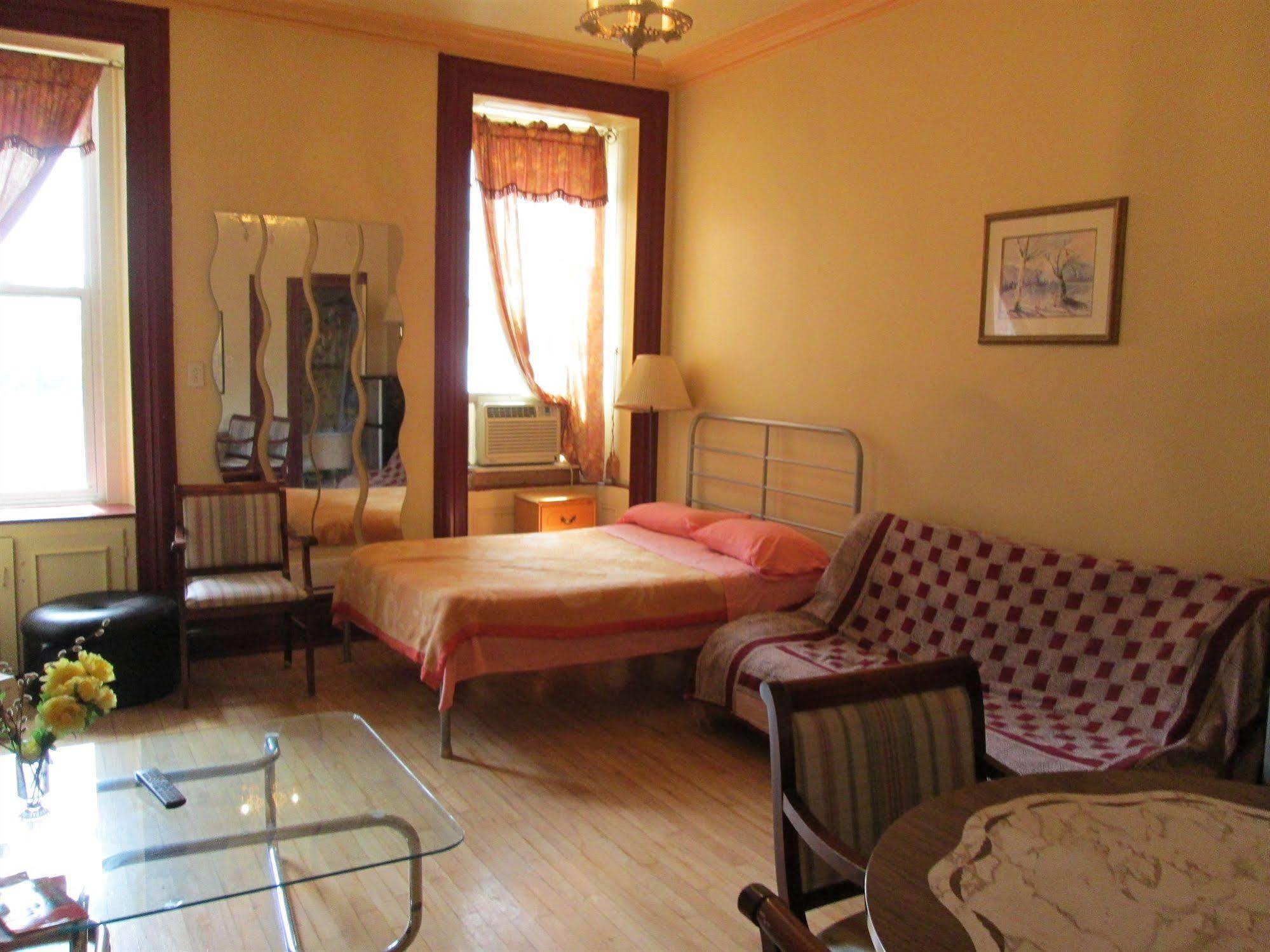 Hotel & Suites Place Des Arts Монреал Екстериор снимка