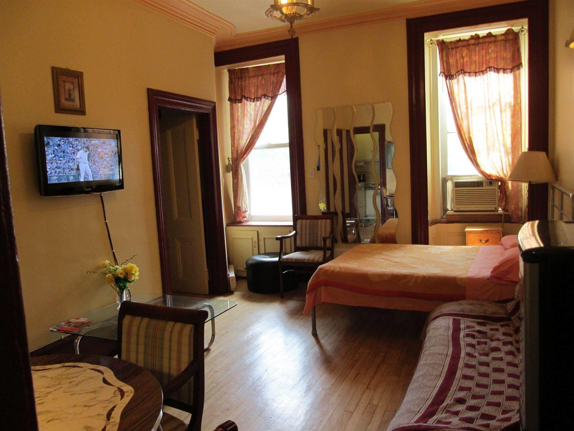 Hotel & Suites Place Des Arts Монреал Екстериор снимка