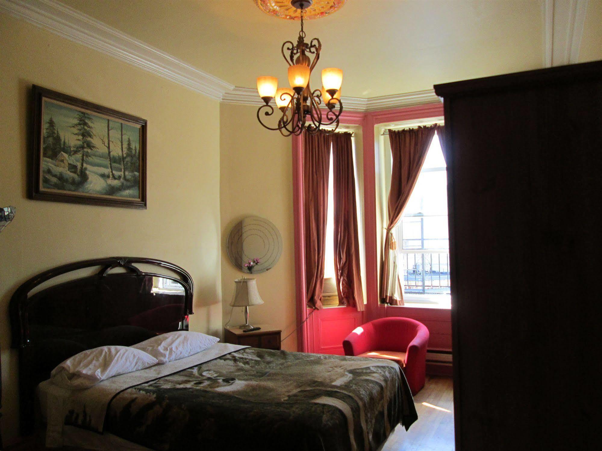 Hotel & Suites Place Des Arts Монреал Екстериор снимка